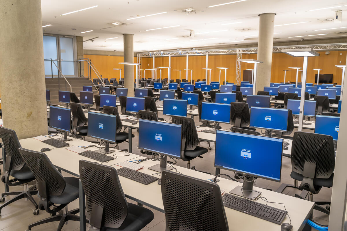 Raum mit Computern und Schreibtischen